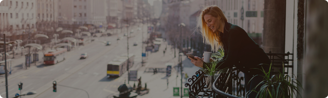 Mujer asomada a un balcón