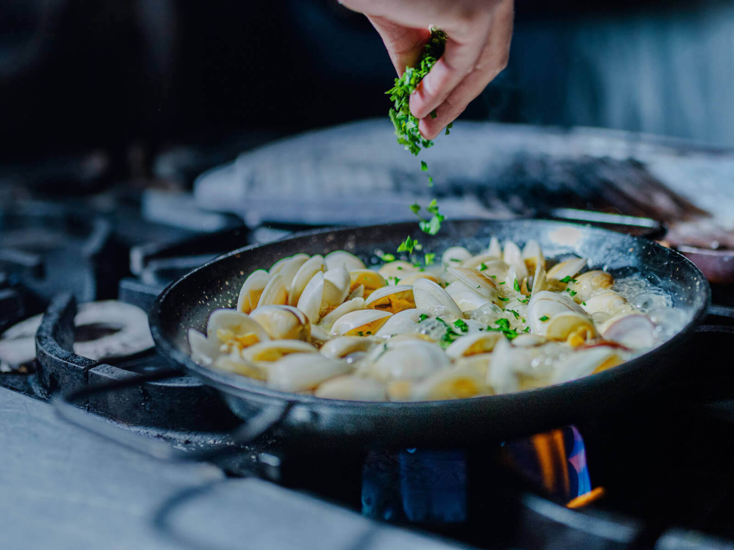 Preparando mejillones al fuego