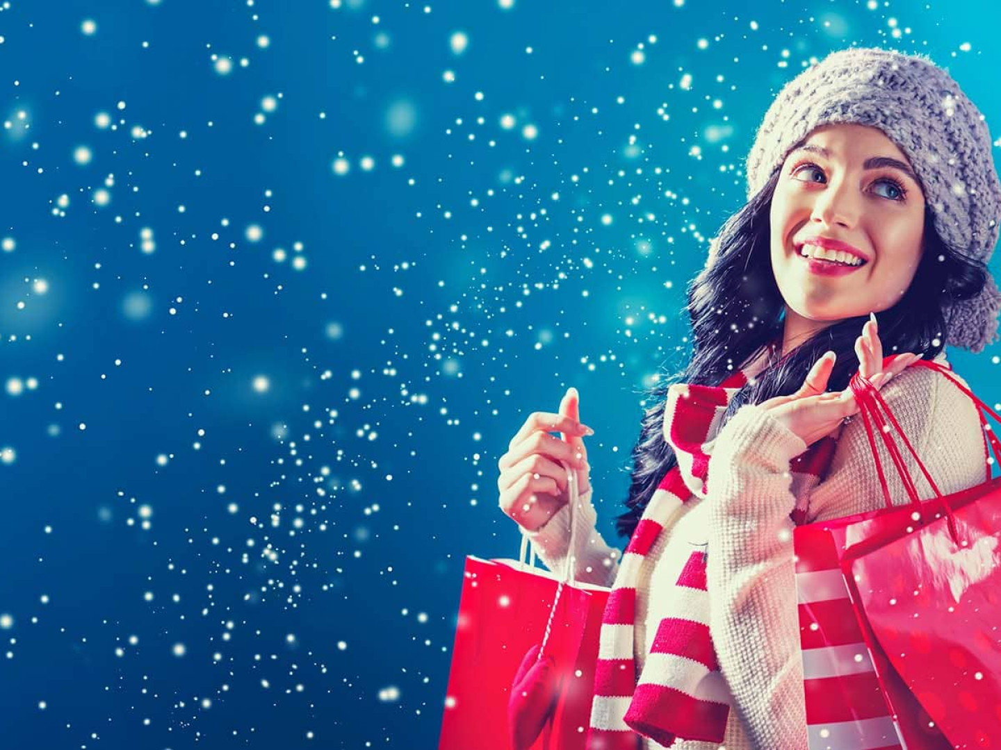Una chica con sus compras navideñas