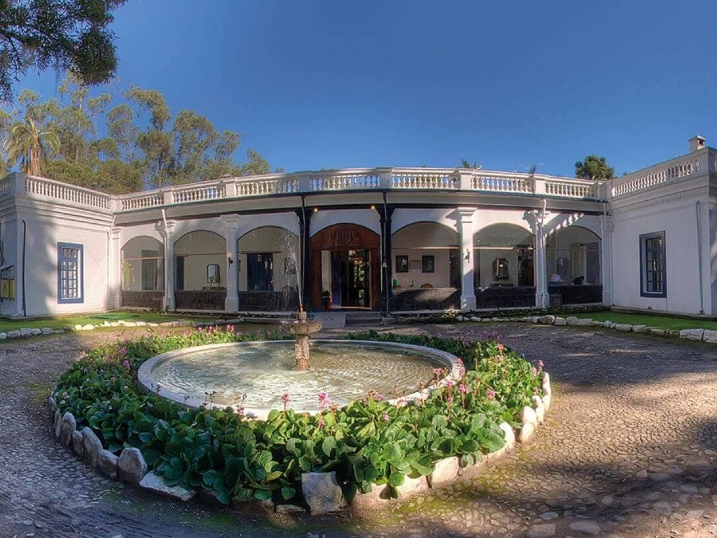 Un vistazo panorámico sobre uno de los lugares históricos en Ecuador, donde puedes alojarte: Hacienda Pinsaquí