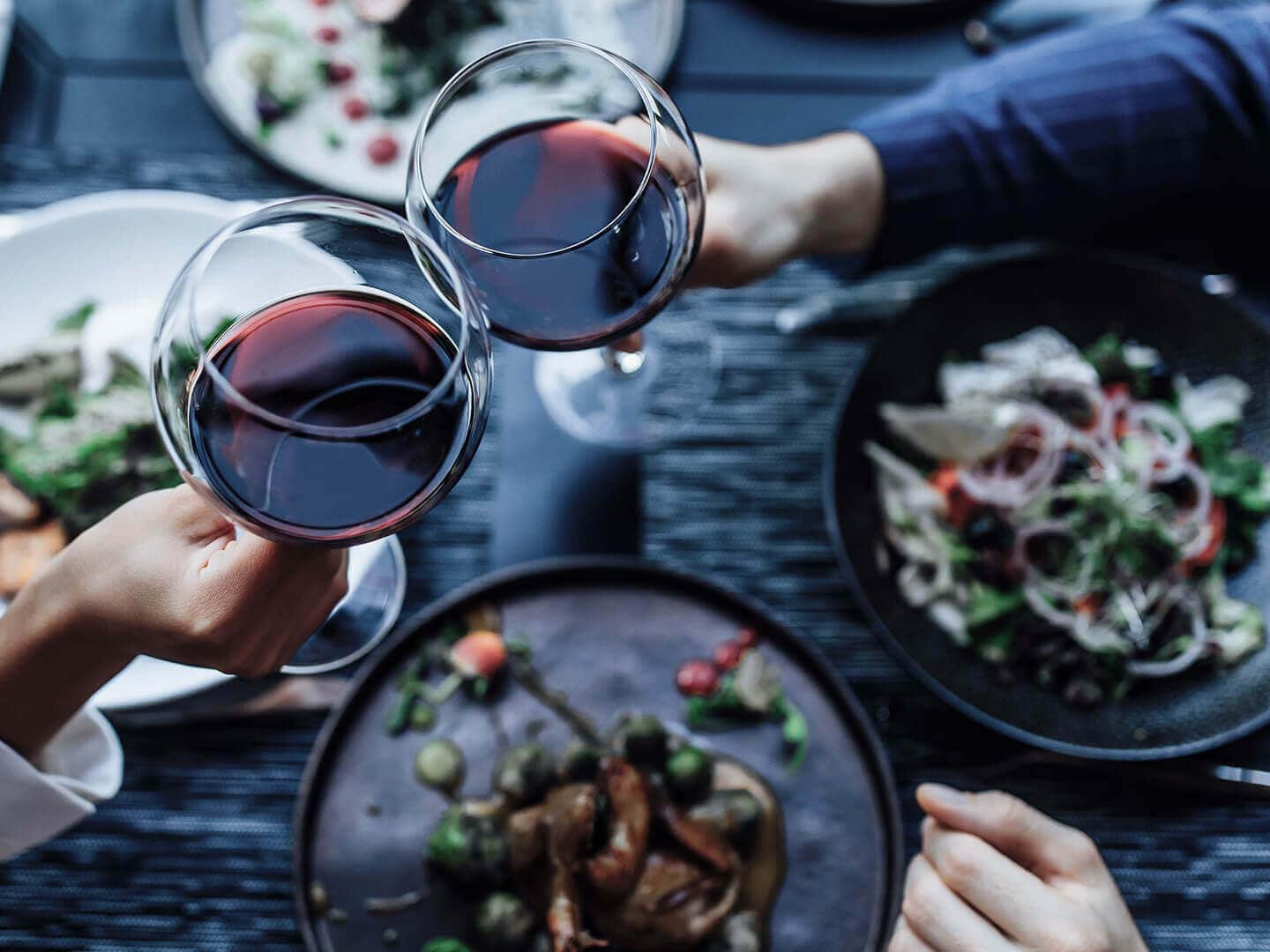 Amigos celebrando el modo tasty de Diners Club en Quito Ecuador, con un vaso de vino