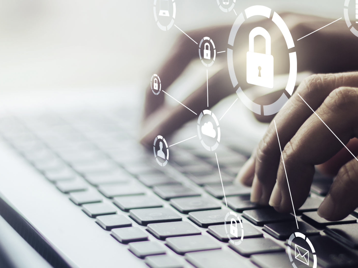 Crear contraseñas seguras: persona escribiendo en su teclado de su laptop