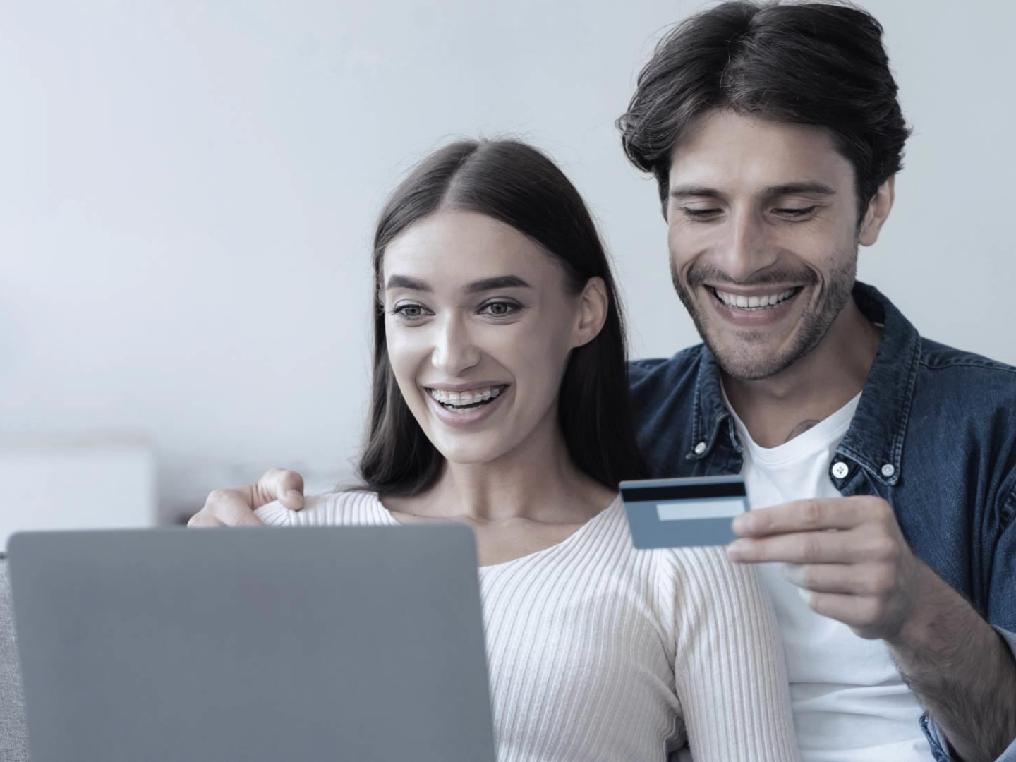 Una pareja realizando un consumo diferido con su tarjeta de crédito Diners Club