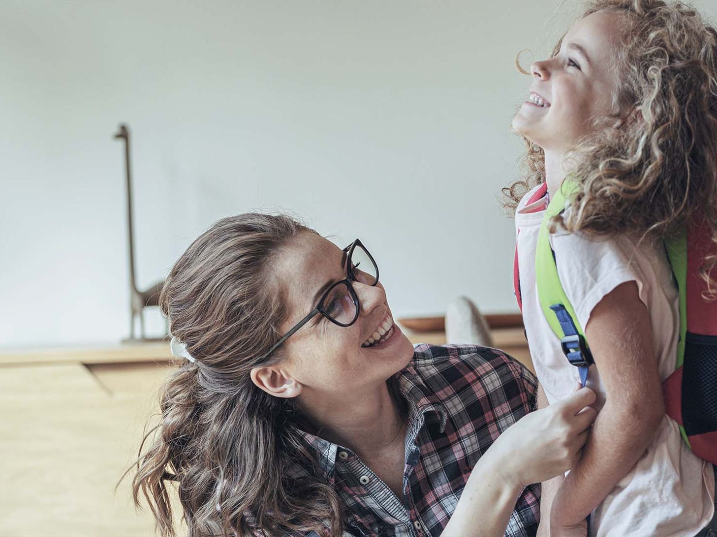 Mamá acompañando emocionalmente a su hija en este regreso a clases