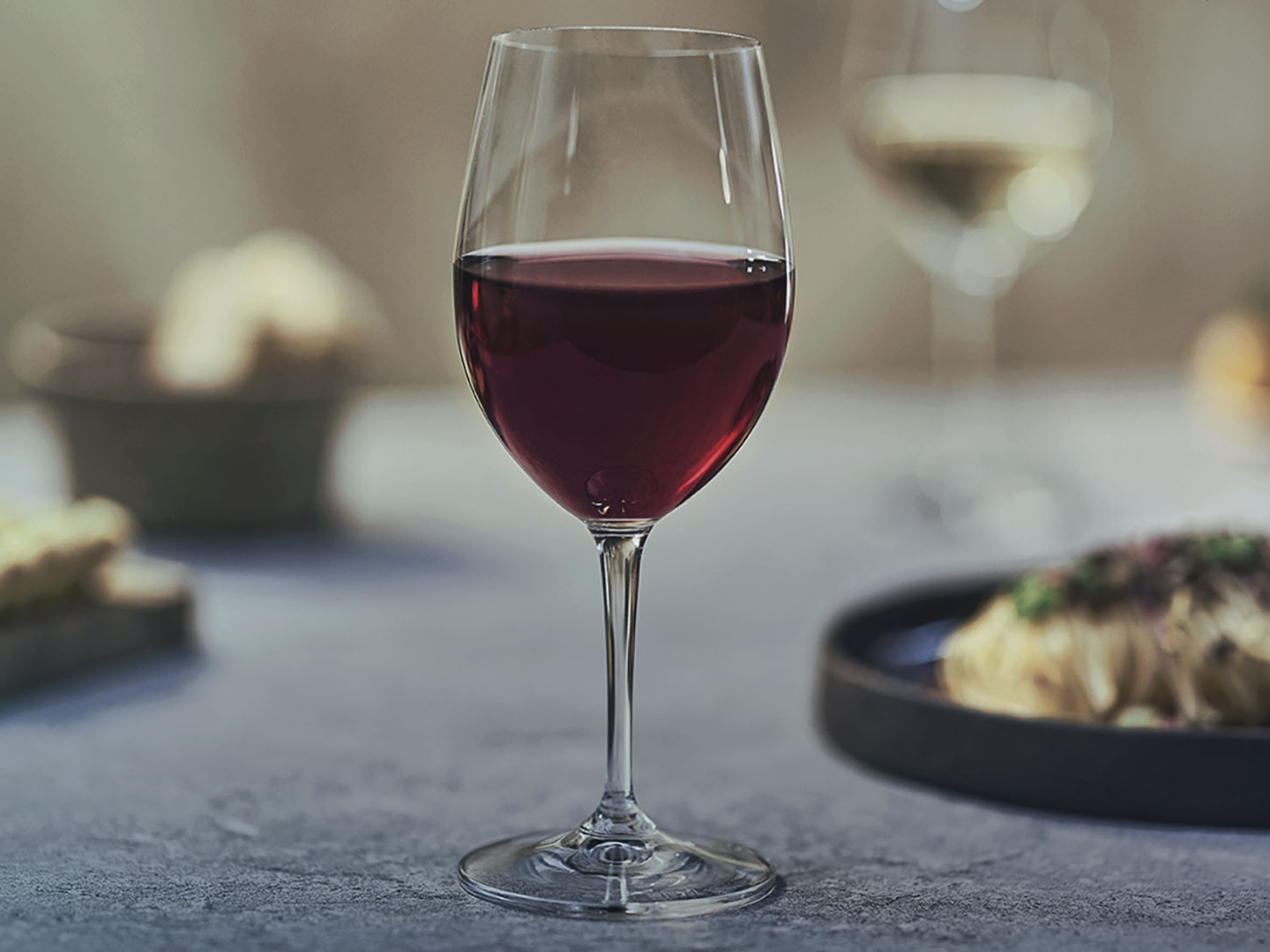 Elige tu vino tinto favorito usando las copas de Diners Collection