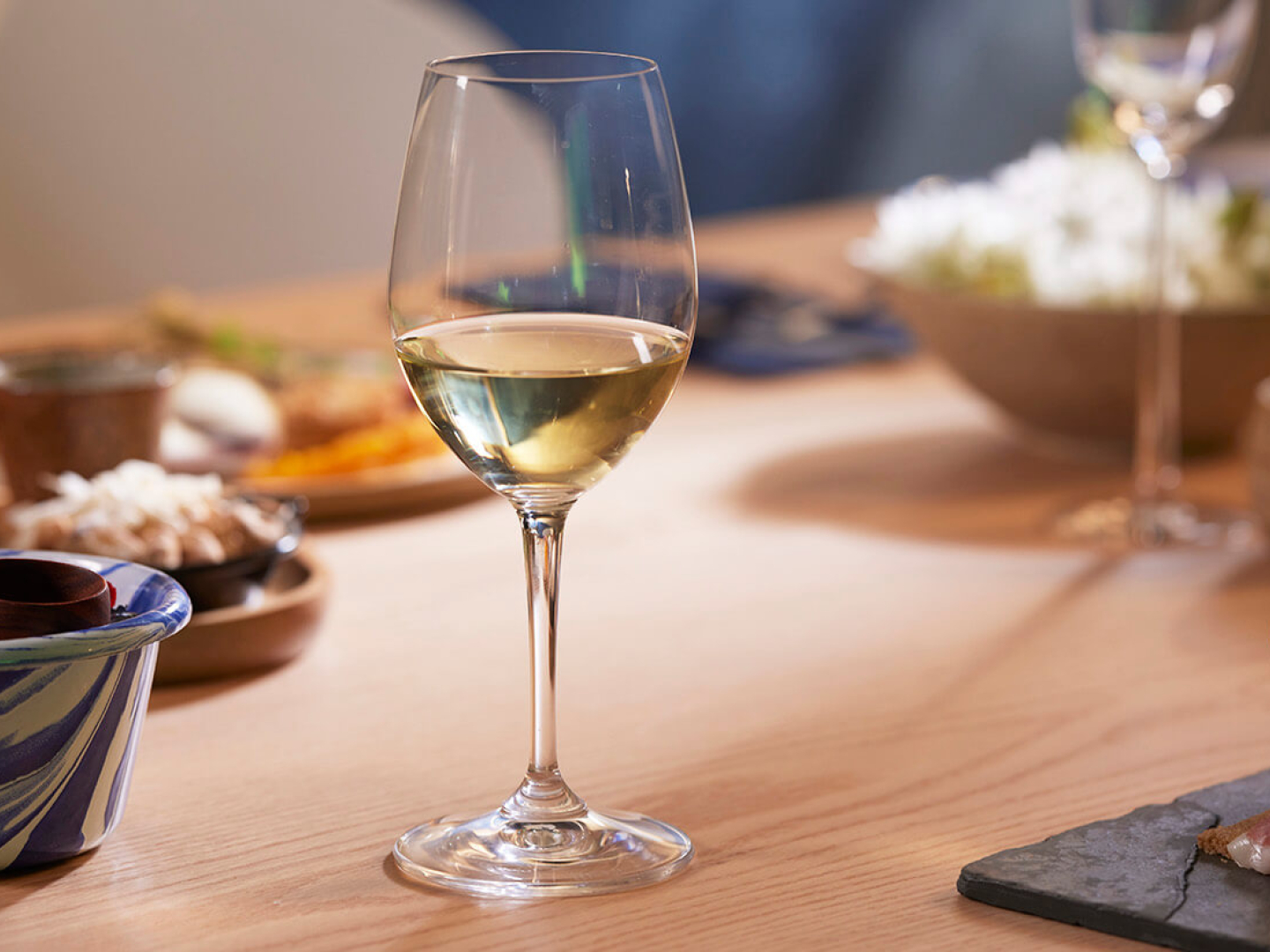 Maridaje de vino blanco junto con las copas de Diners Collection