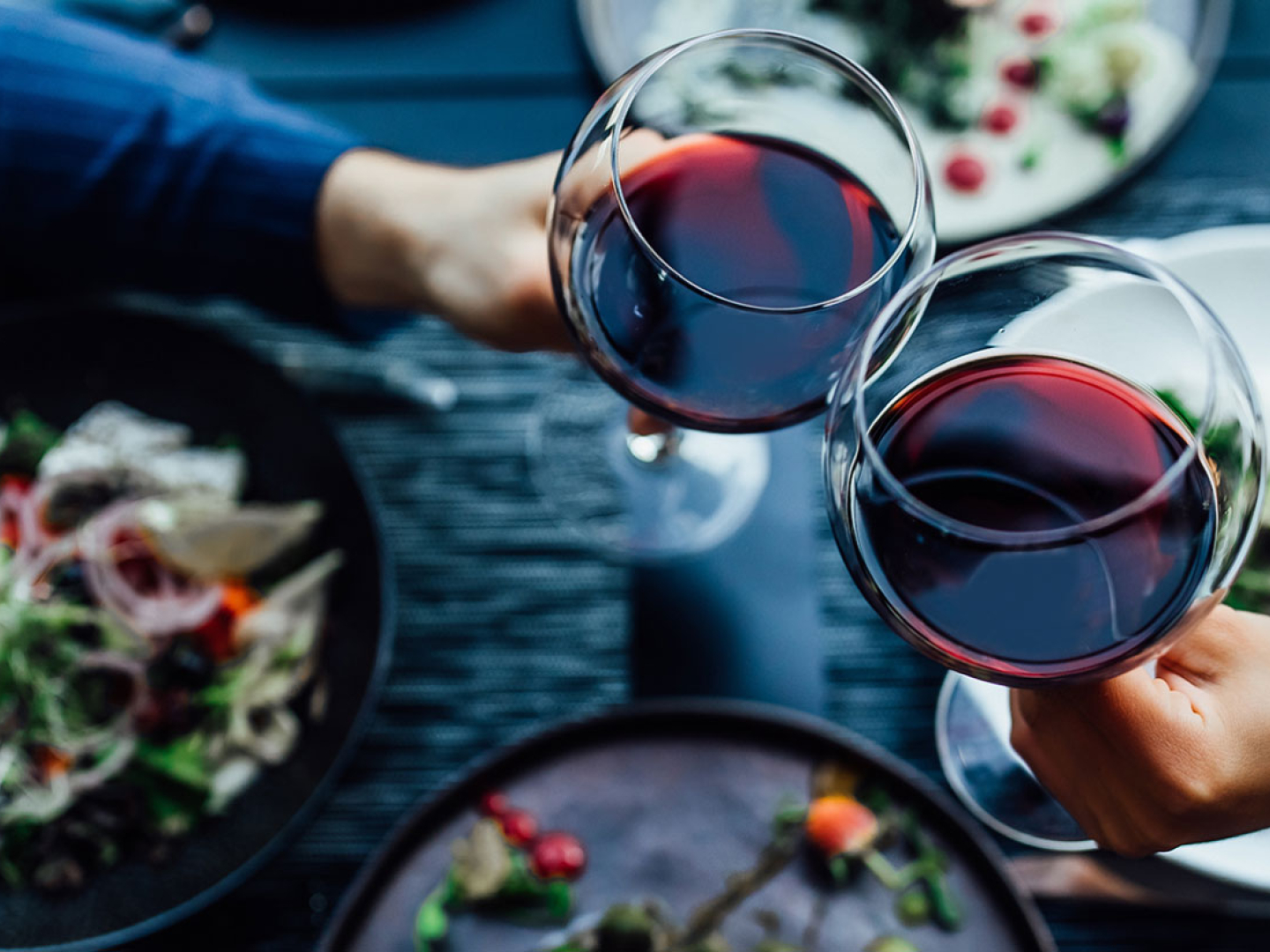 Dos copas de vino celebrando la gastronomía en latinoamérica