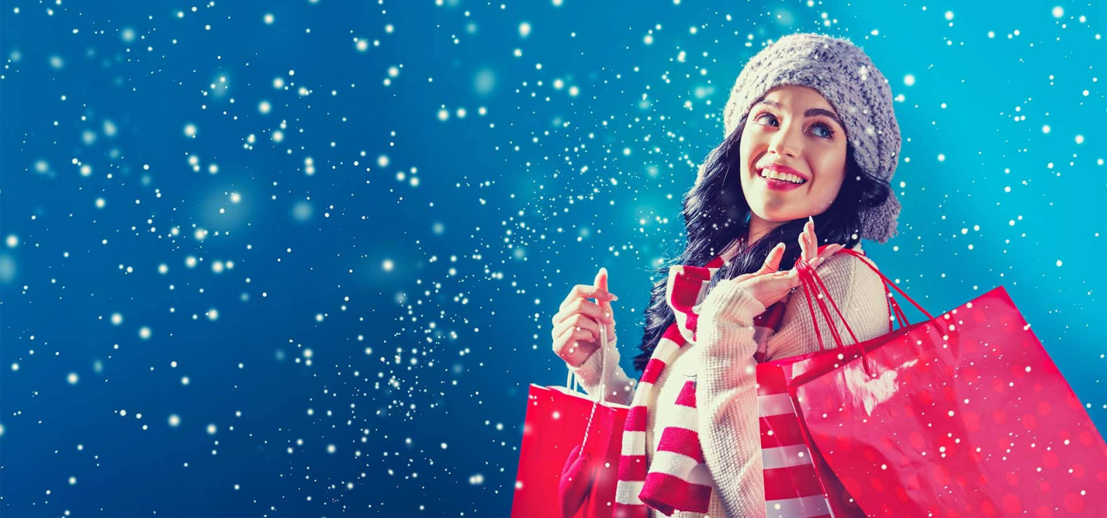 Una chica con sus compras navideñas