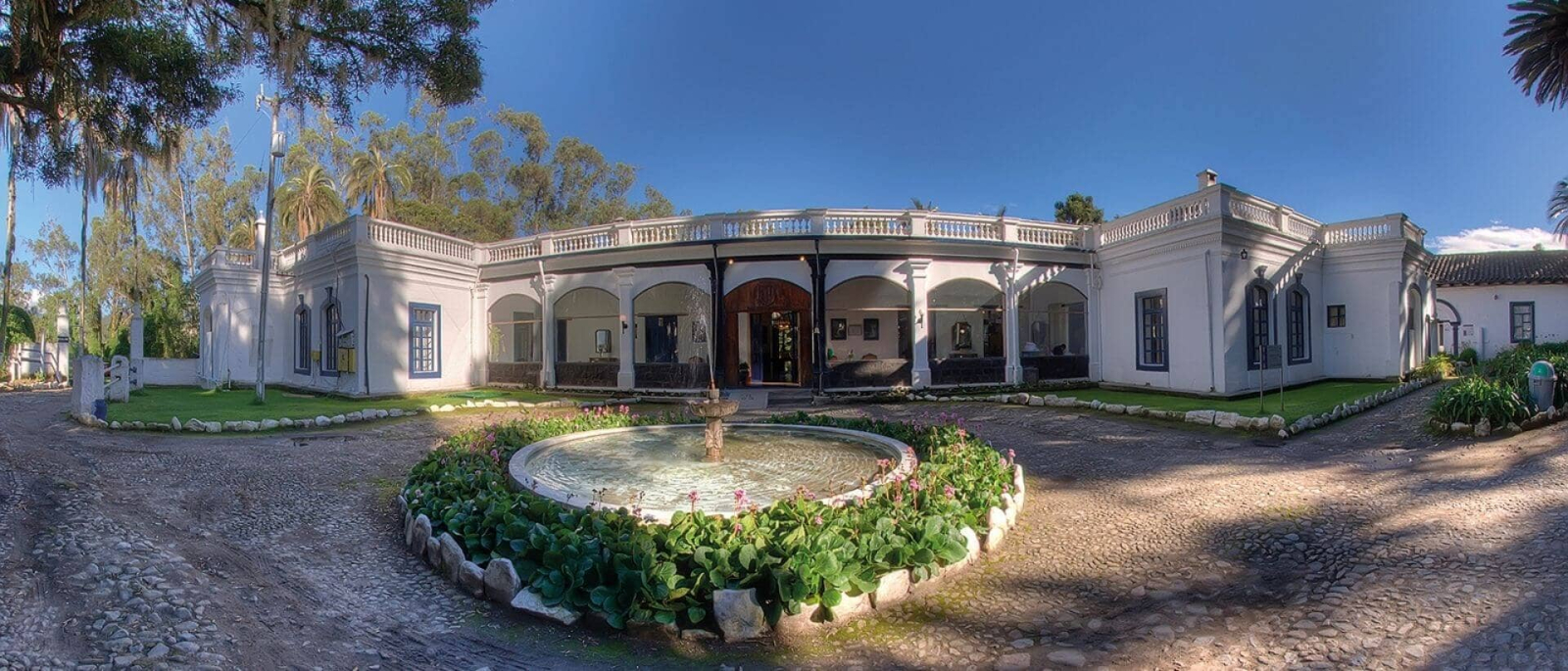 Un vistazo panorámico sobre uno de los lugares históricos en Ecuador, donde puedes alojarte: Hacienda Pinsaquí