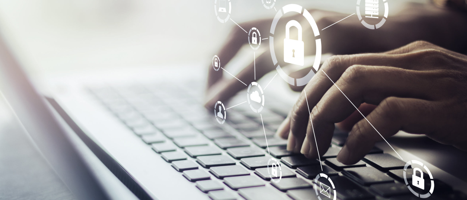 Crear contraseñas seguras: persona escribiendo en su teclado de su laptop