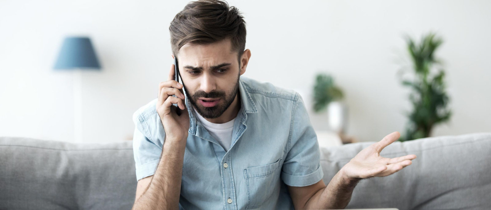 Una persona recibiendo una llamada phishing (llamada sospechosa)