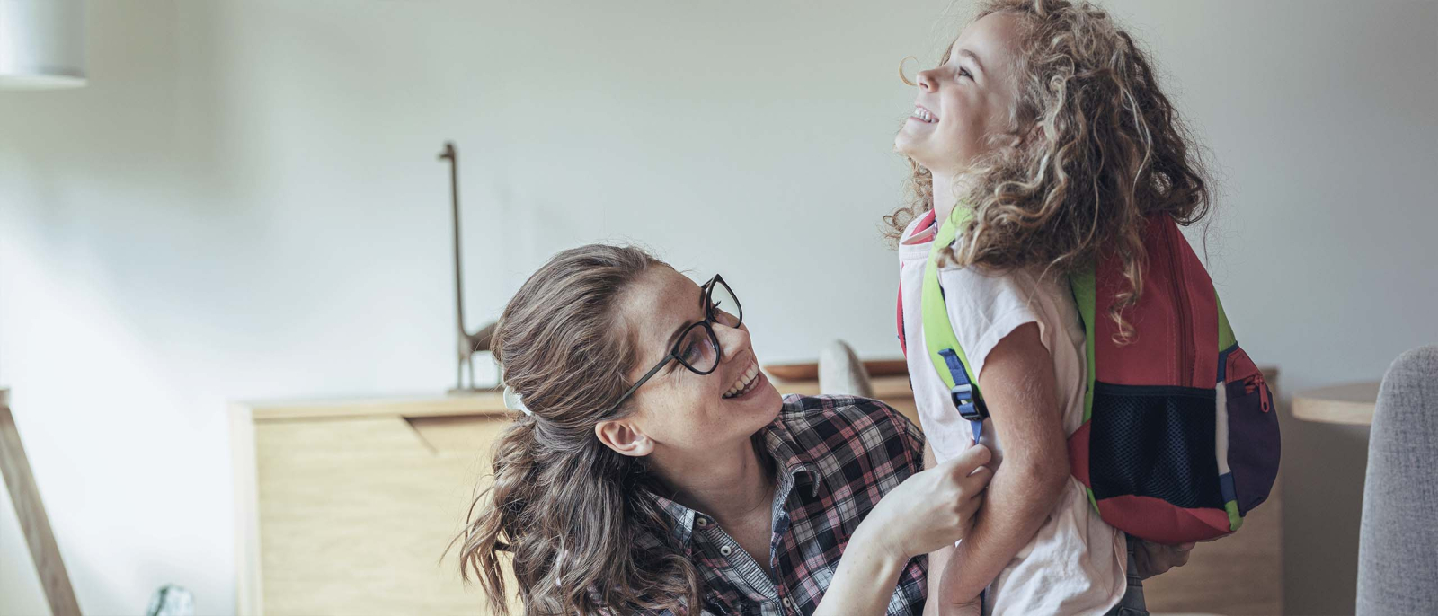 Mamá acompañando emocionalmente a su hija en este regreso a clases