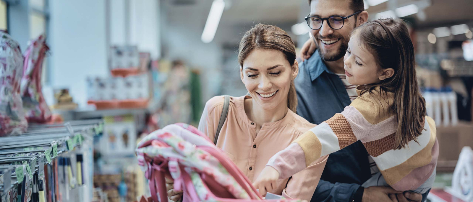 Papá y mamá realizando las compras de productos y útiles escolares para este regreso a clases