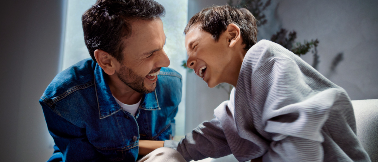 Feliz día papá con Diners Club: padre riendo con su hijo