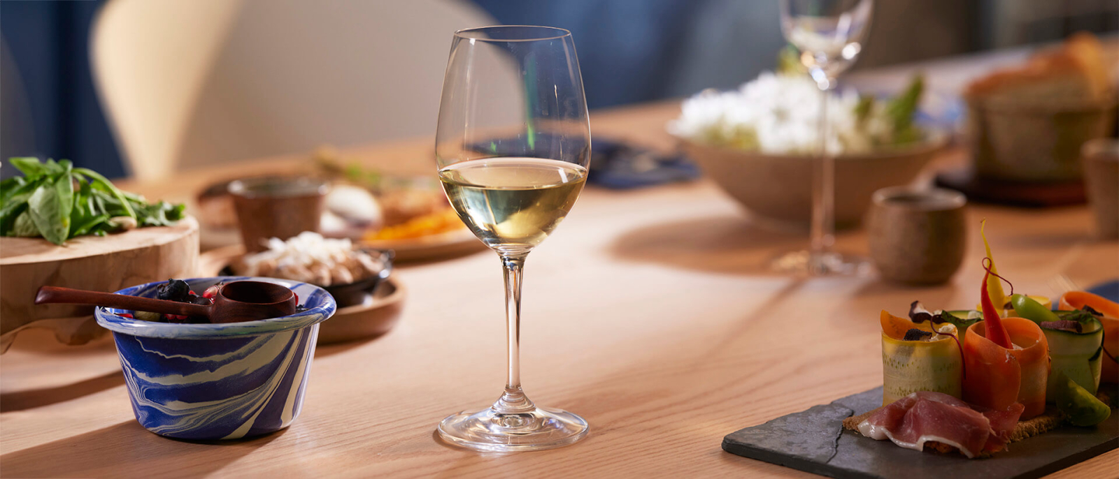 Maridaje de vino blanco junto con las copas de Diners Collection