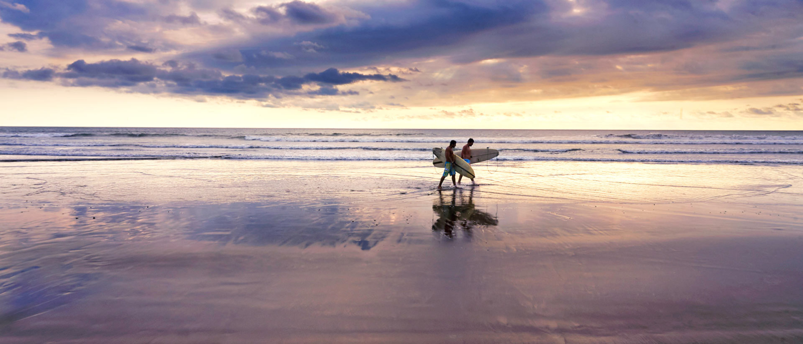Dos personas caminando por las playas de la costa ecuatoriana
