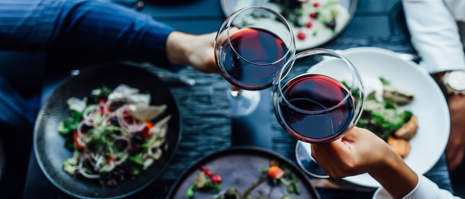 Dos copas de vino celebrando la gastronomía en latinoamérica