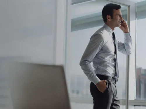 TITANIUM Mastercard corporate black: Hombre trabajando en su oficina