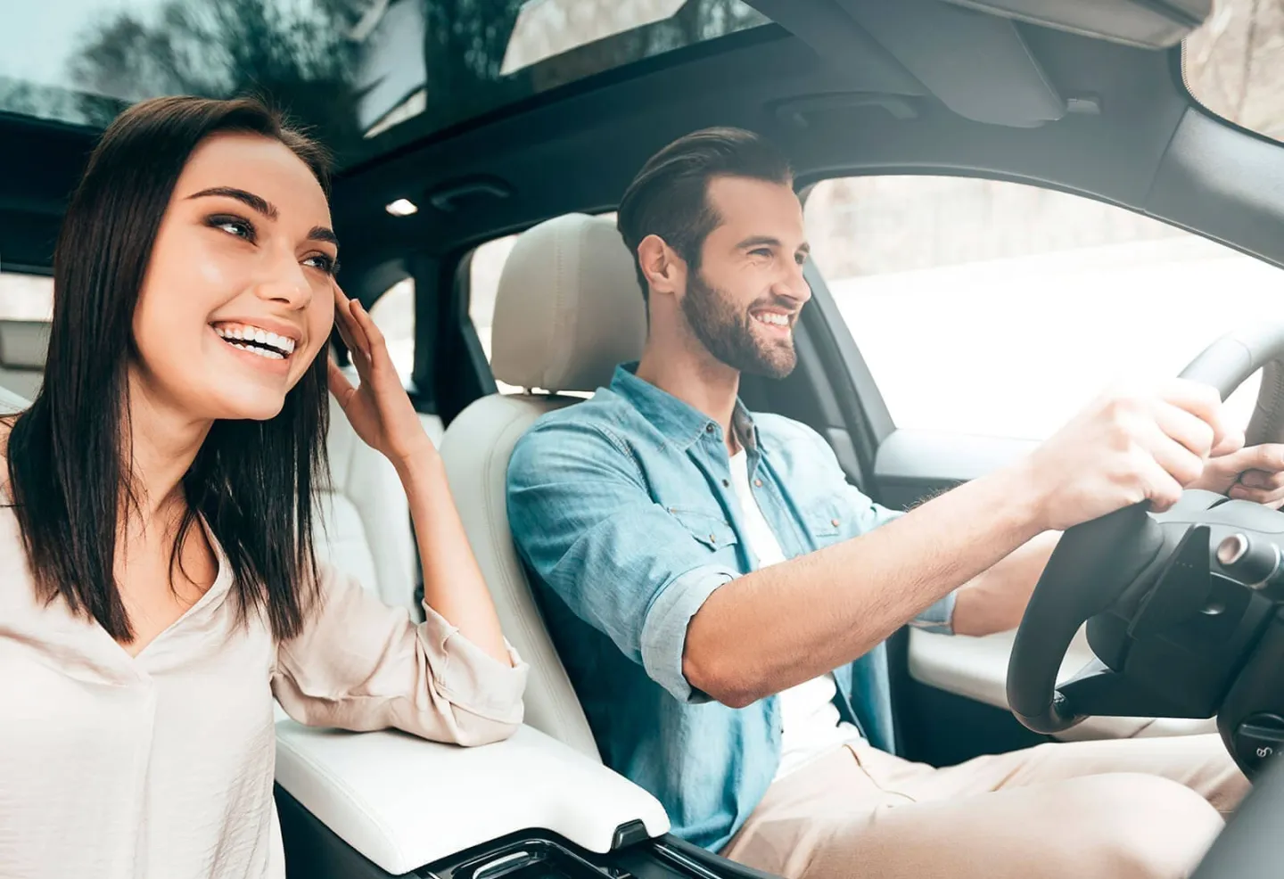 Pareja feliz en auto