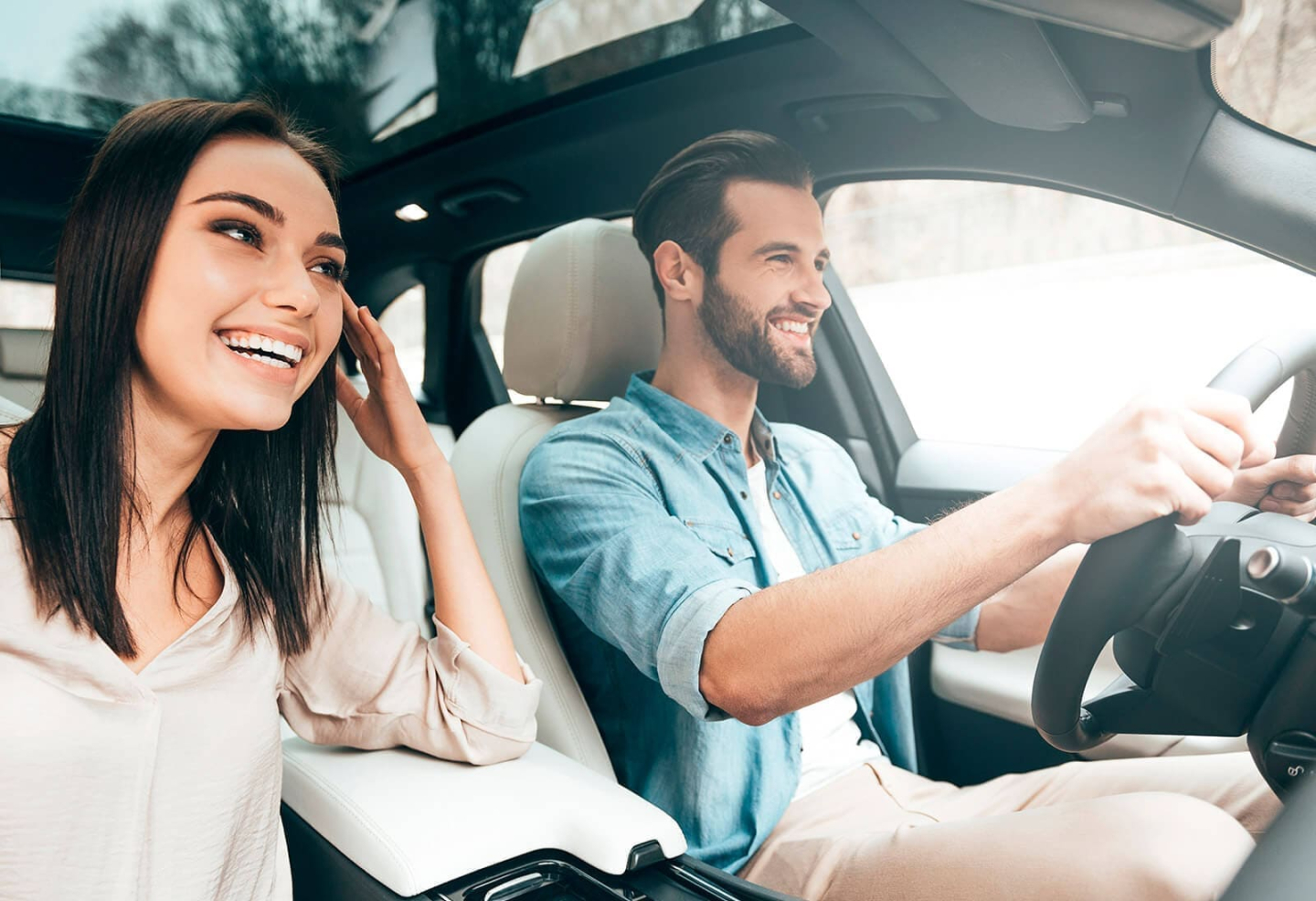 Pareja feliz en auto