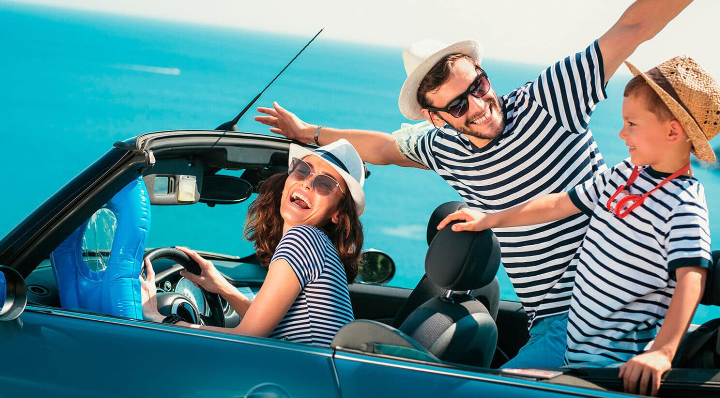 Seguro Assist 365 de Diners Club: Familia en un convertible