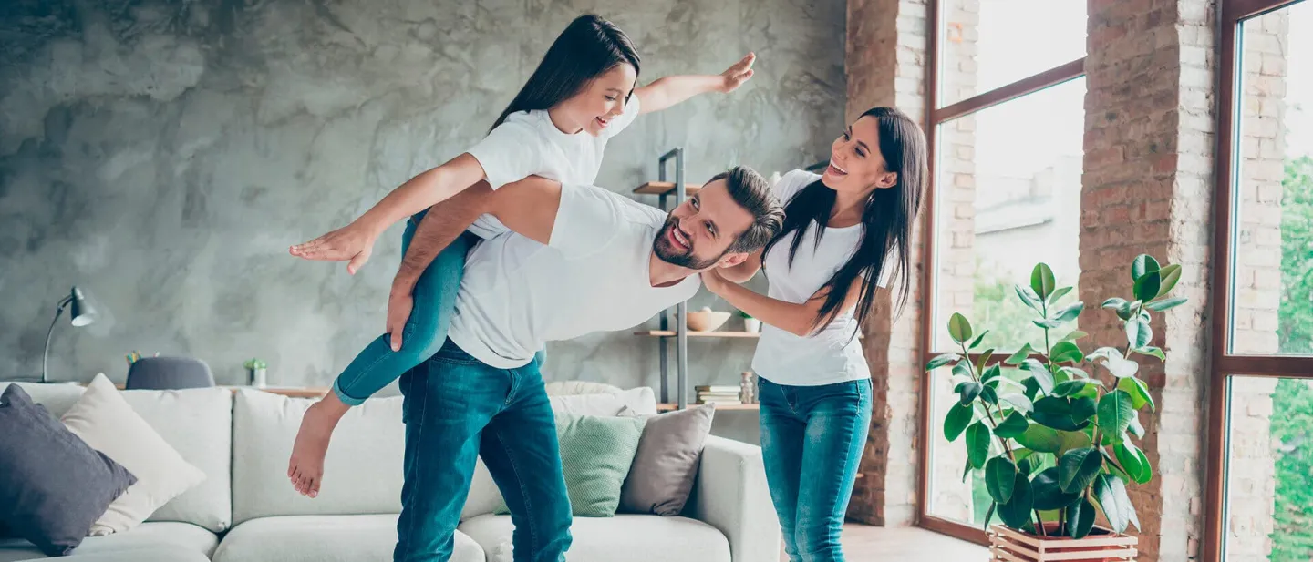 Seguro Protección Familiar: Una familia jugando al avión
