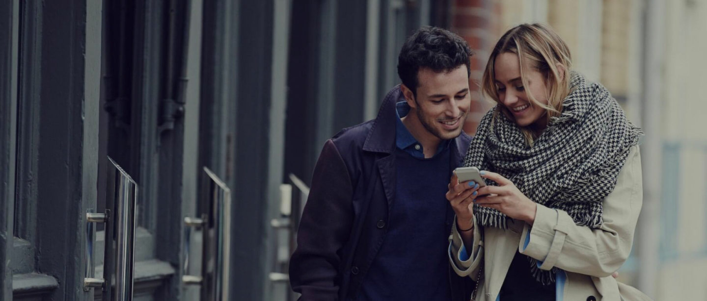 Pareja de jóvenes mirando el celular