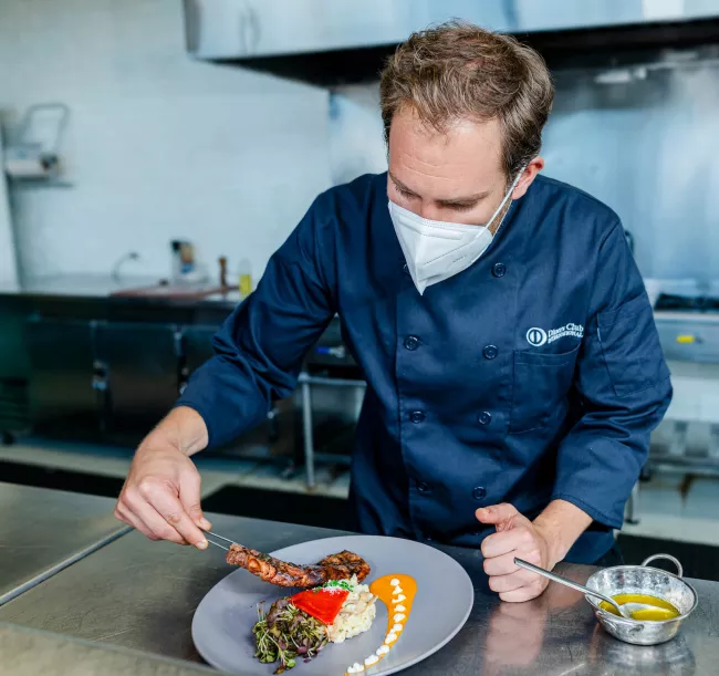 Chef Datu Deli sirviendo comida