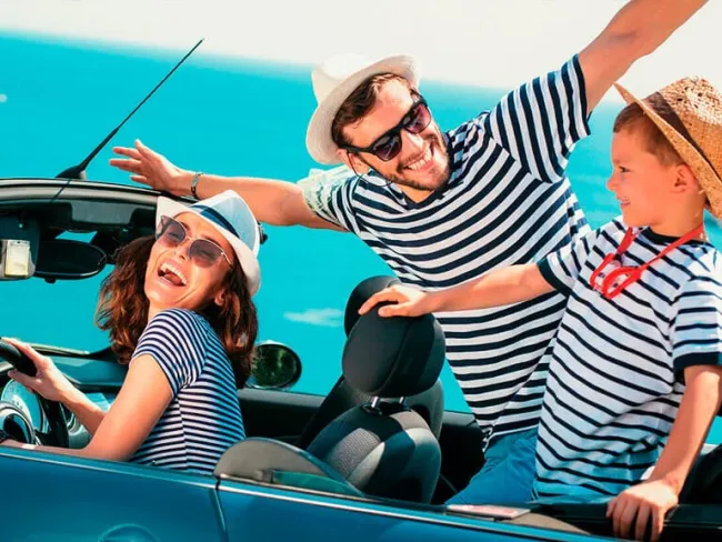 Familia feliz en vehículo 