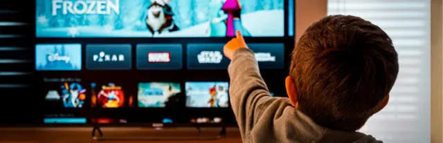 Cargos_recurrentes_nino_television: Niñoo mirando sus peliculas favoritas