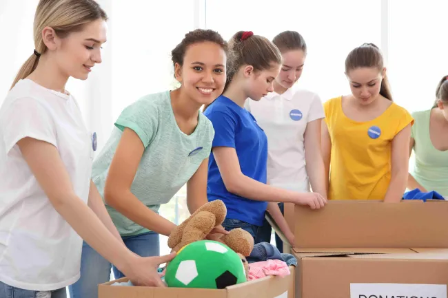 Un grupo de jóvenes realizando donaciones a fundaciones