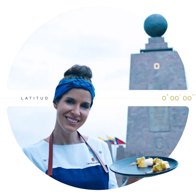 Carolina Sánchez mostrando un postre de oceanía en la mitad del mundo