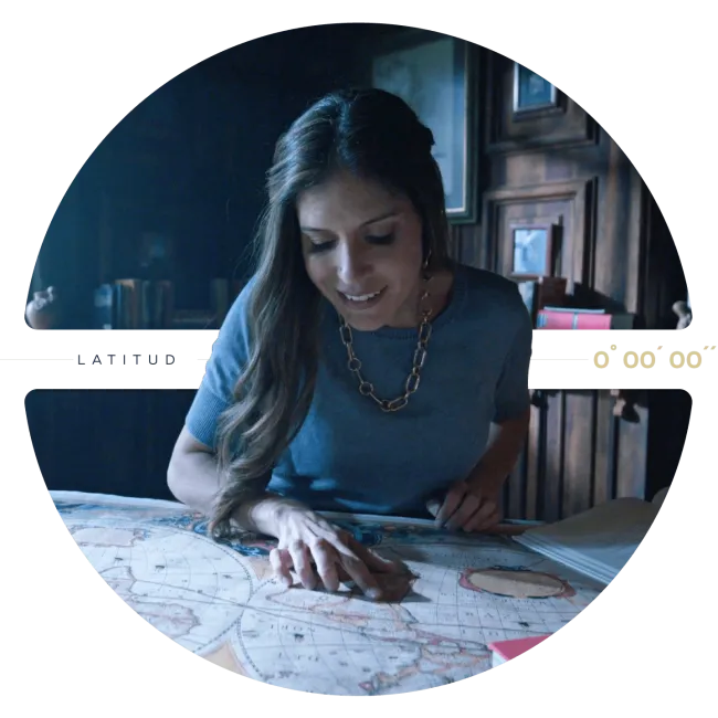 Carolina Sánchez buscando nuevos sabores sudamericanos en un mapa