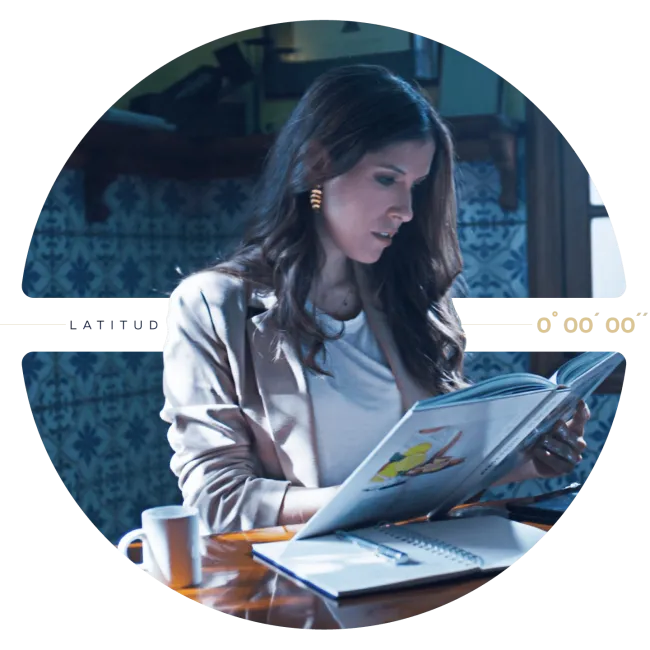 Carolina Sánchez viendo ingredientes para un plato del continente africano