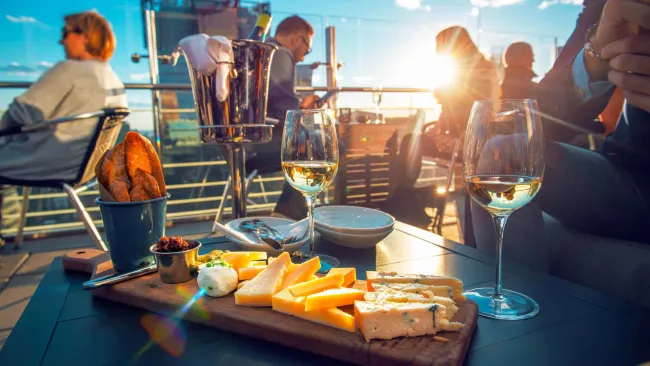 Personas disfrutando del rooftop del Negroni en Guayaquil
