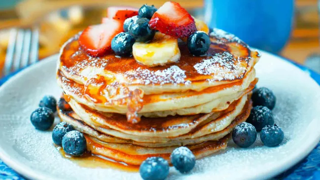 Pancakes con miel, fresas y uvas, uno de los platos favoritos de El Cafecito en Quito
