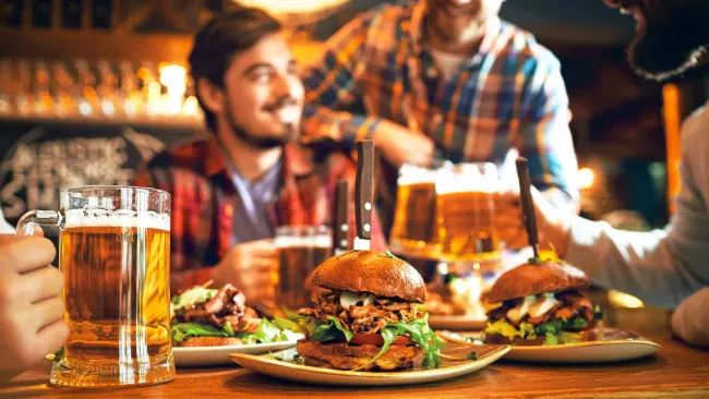 Grupo de amigos disfrutando de la comida de Sport Planet