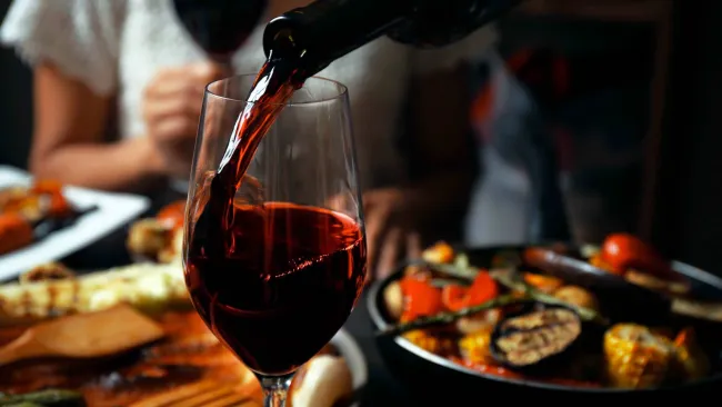 Personas disfrutando de un Vino en La Guarida en Cuenca