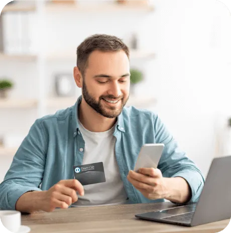 Cargos recurrentes Diners Club: Una persona recargando su saldo de teléfono con su Diners Club