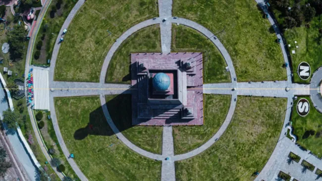 Vista desde el cielo al monumento de la Mitad del Mundo