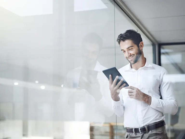 Titanium Visa Platinum: Un hombre sonriendo mientras lee 