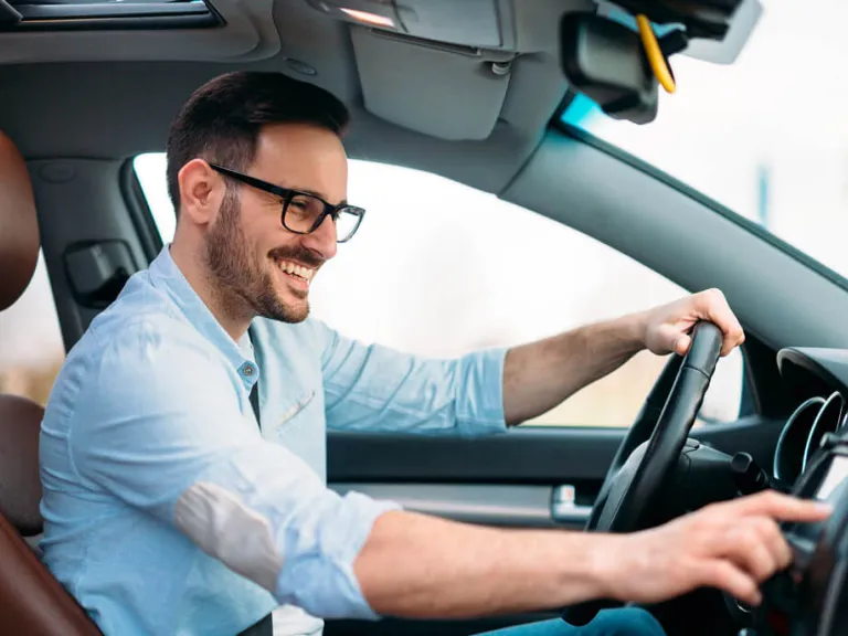 Auto x Km Diners Club: Hombre conduciendo sonriendo