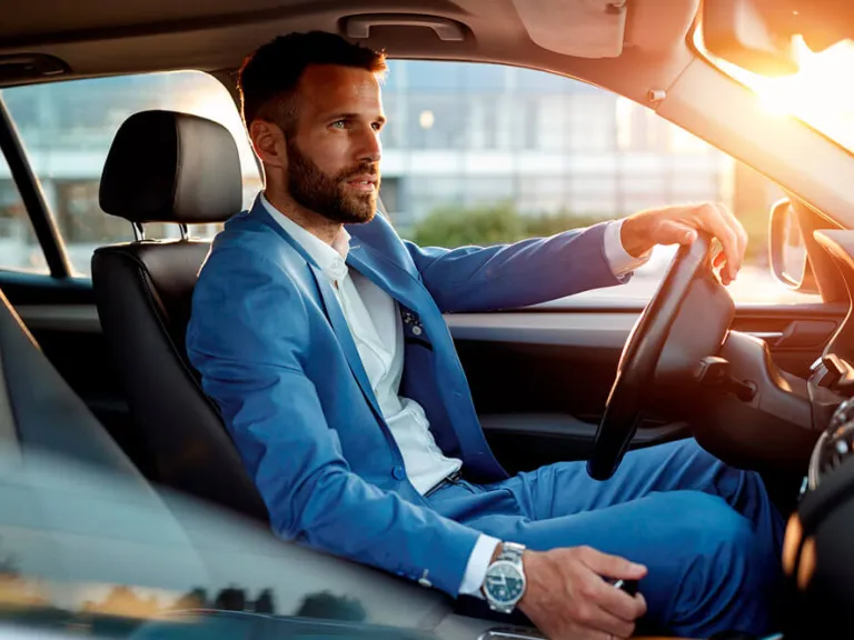 Auto x Km Diners Club: Hombre conduciendo