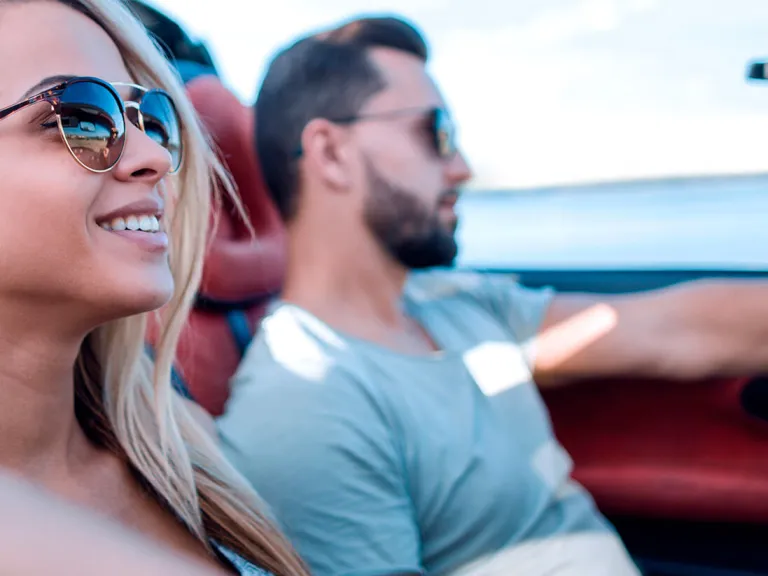 Assist 365 de Diners Club: Pareja conduciendo un convertible