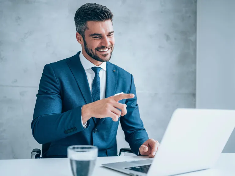 Hombre con computadora sonriendo