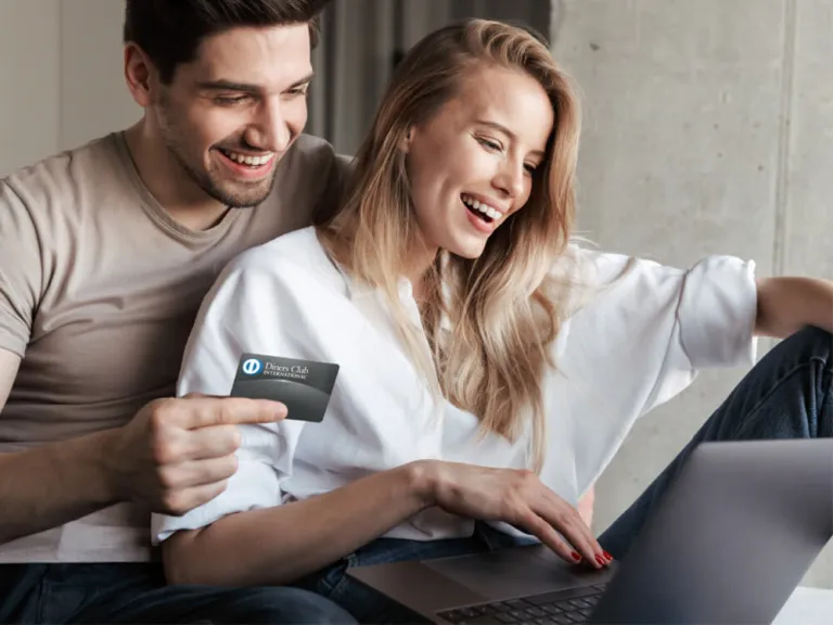 Cargos recurrentes Diners Club: Jovenes sonriendo y tarjeta