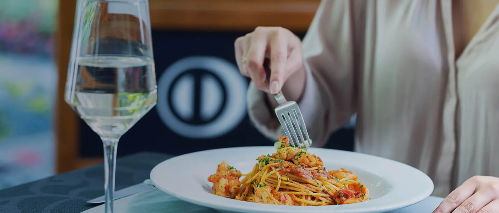 Persona cenando en restaurante