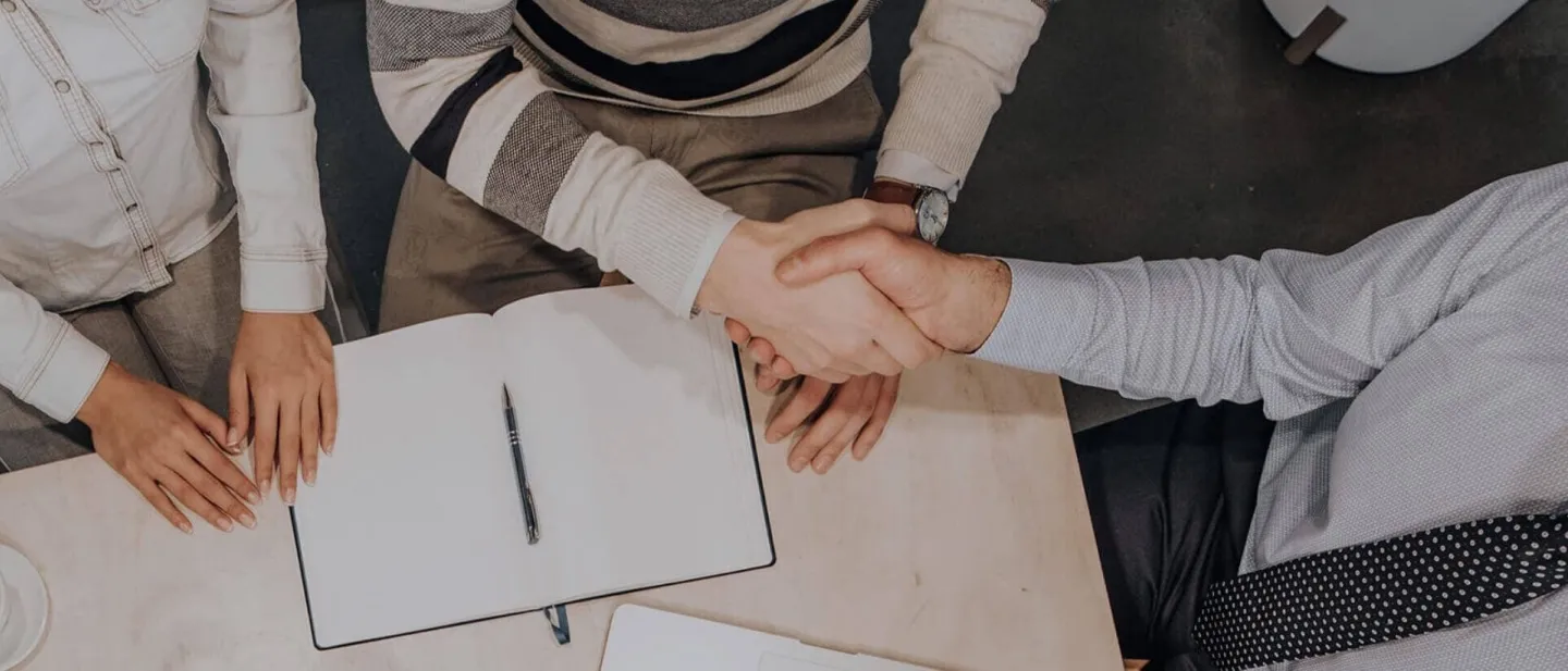 Vista superior de tres personas sentadas en una oficina