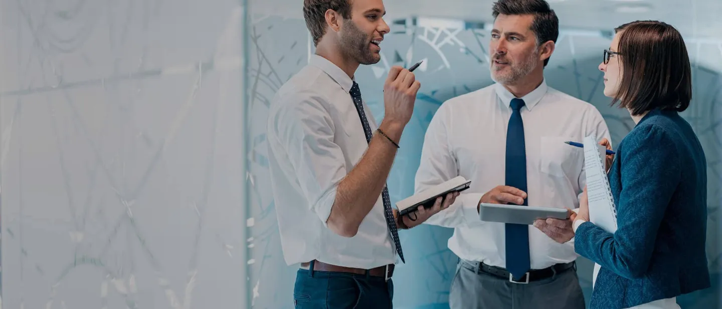 Tarjetas Corporativas TITANIUM: 3 ejecutivos de emppresa teniendo una conversación