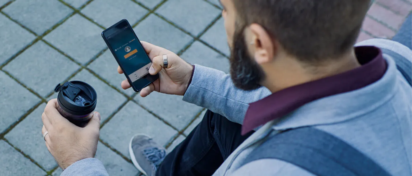 Saldos a favor: Hombre usando App Diners Club